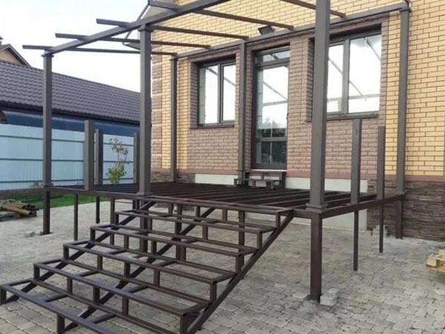 Установка каркаса для террасной доски из металла