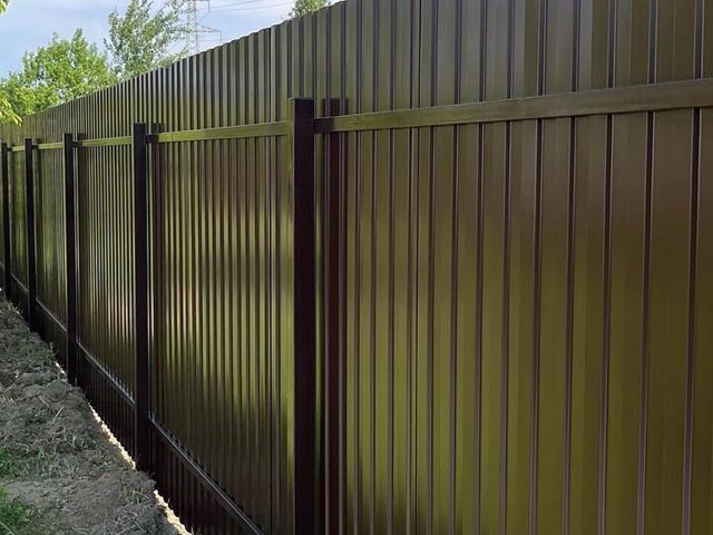 Установка забора из профнастила