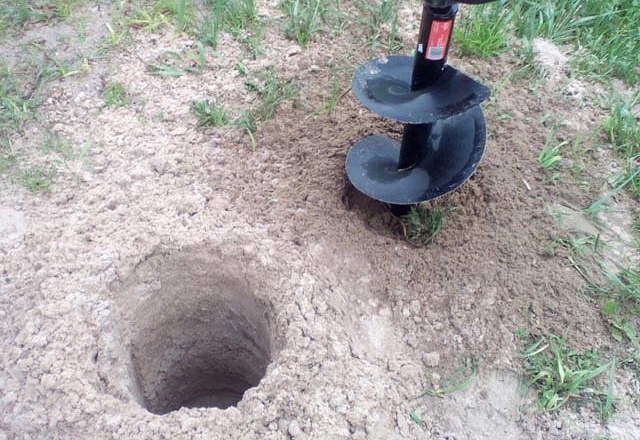 Бурение лунок под столбы